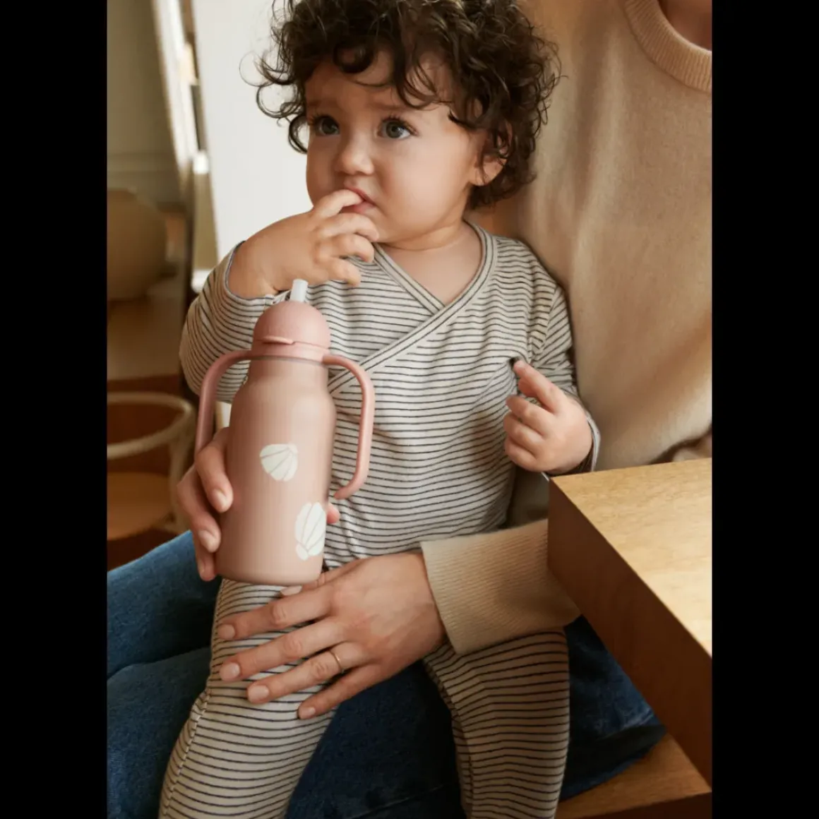 Bolde babyjumpsuit med striber